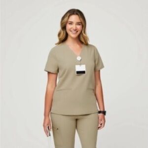 FIGS Casma Three-Pocket Scrub Top